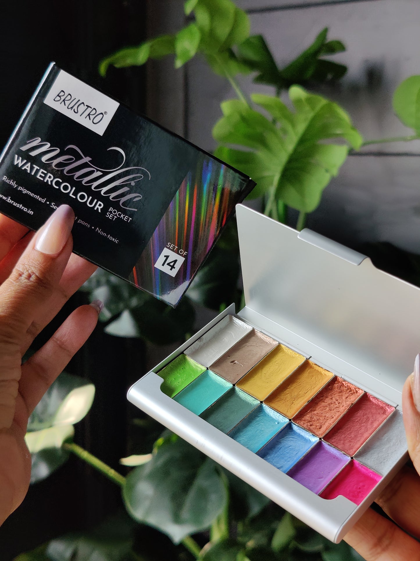 BRUSTRO Artists Metallic Watercolour Pocket Set of 14 Half Pans | Richly Pigmented, Semi Moist Pans, Ideal for Still life, Portrait, Landscape, Watercolour Paintings.