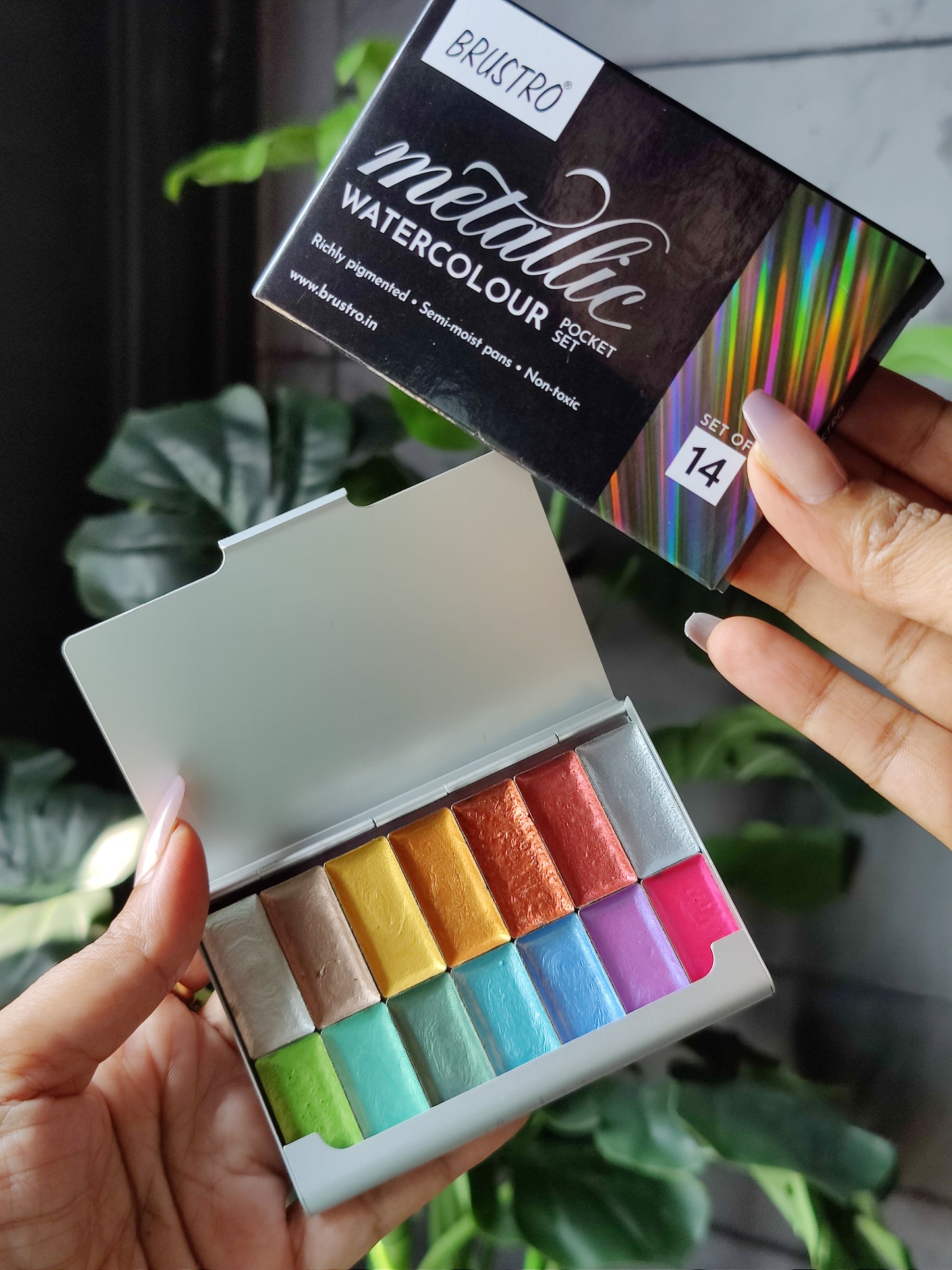 BRUSTRO Artists Metallic Watercolour Pocket Set of 14 Half Pans | Richly Pigmented, Semi Moist Pans, Ideal for Still life, Portrait, Landscape, Watercolour Paintings.